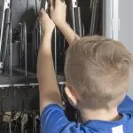dreng på en skole, der tager en pc ud af et computerskab