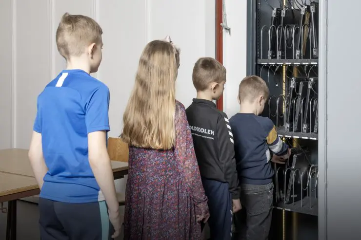 børn foran computerskab på en skole