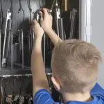 elev foran pc-skab på en skole