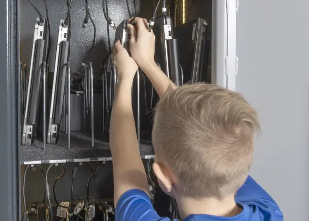 elev foran pc-skab på en skole