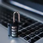 hængelås på computer på et bibliotek
