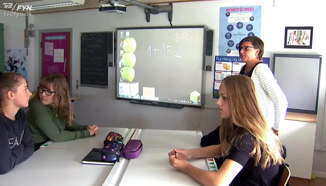 en skoleklasse er rolig i undervisningen