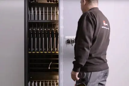 sikkerhedsskab med pc'er