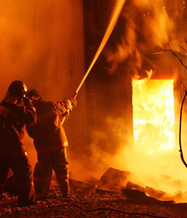 brandmænd slukker ildebrand i bygning