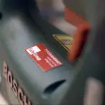 tyverimærke på et stykke værktøj med SafeGroups logo