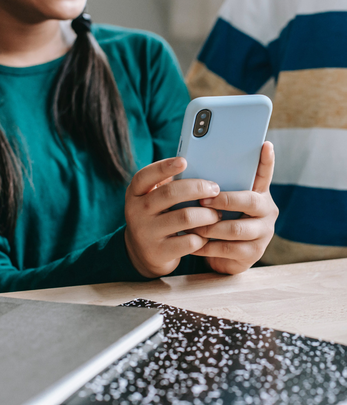 elever med mobiltelefoner i undervisningen