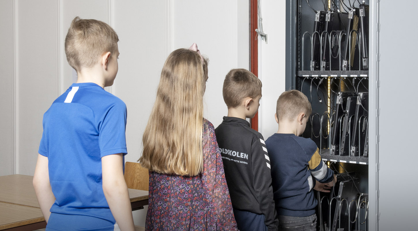 computerskab med Macbooks